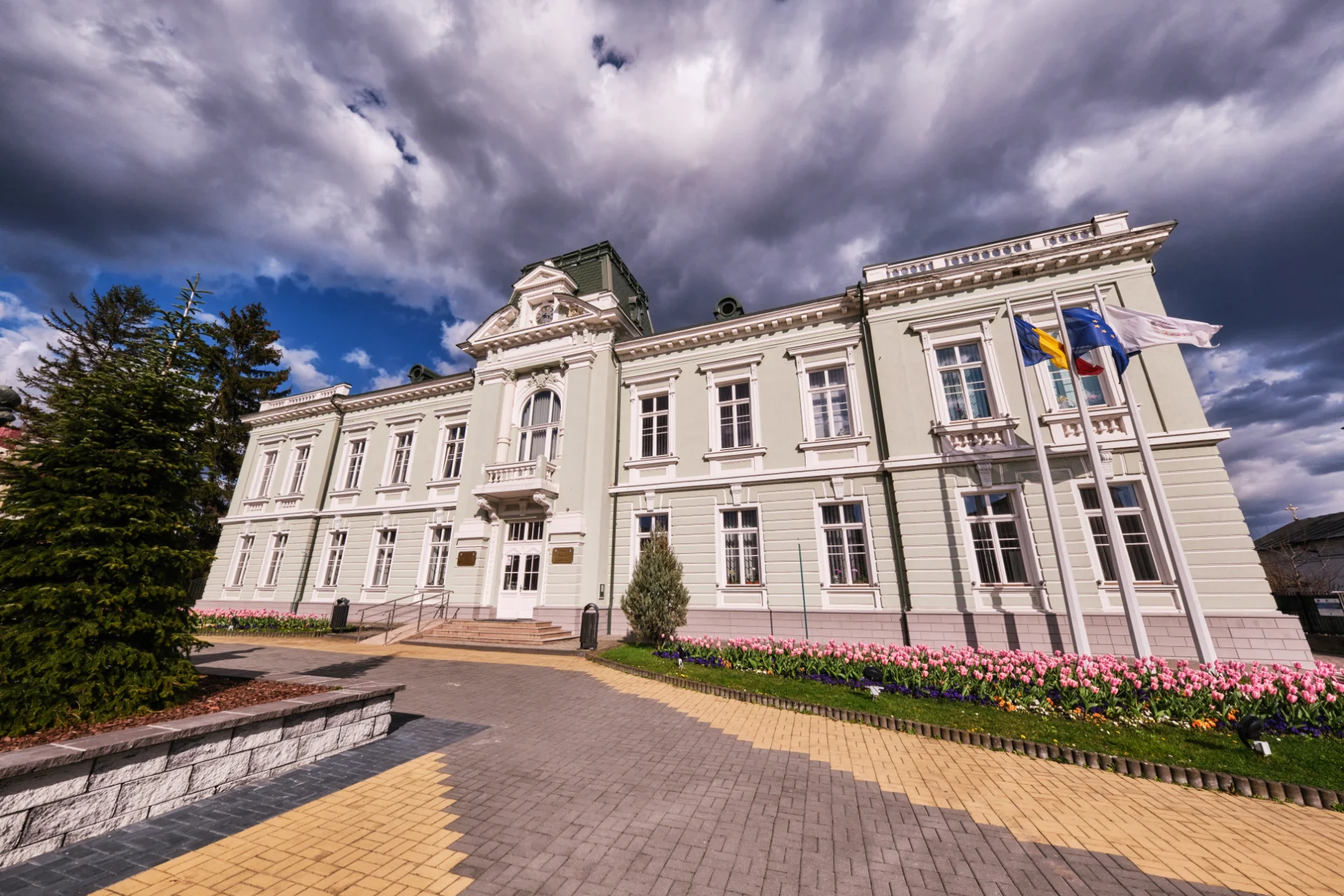 Râmnicu Vâlcea si Împrejurimile - Destinații România 34 - Primăria Râmnicu Vâlcea