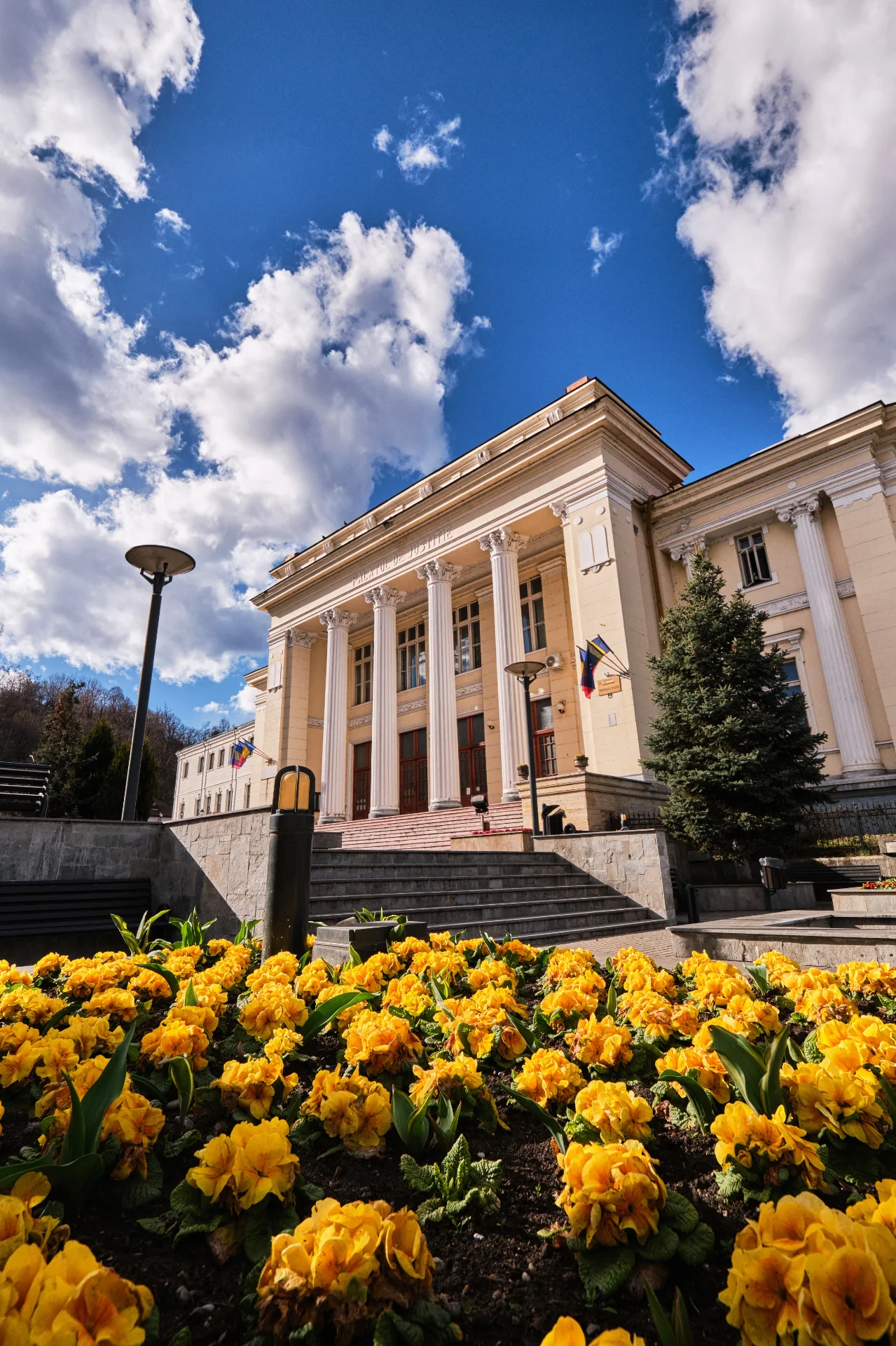 Râmnicu Vâlcea si Împrejurimile - Destinații România 40 - Judecătoria Vâlcea