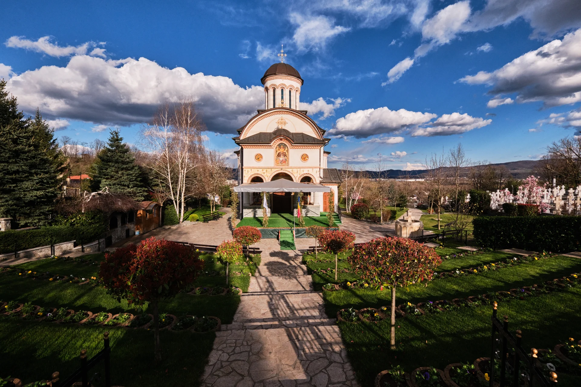 Râmnicu Vâlcea si Împrejurimile - Destinații România 43 - Schitul Troianu