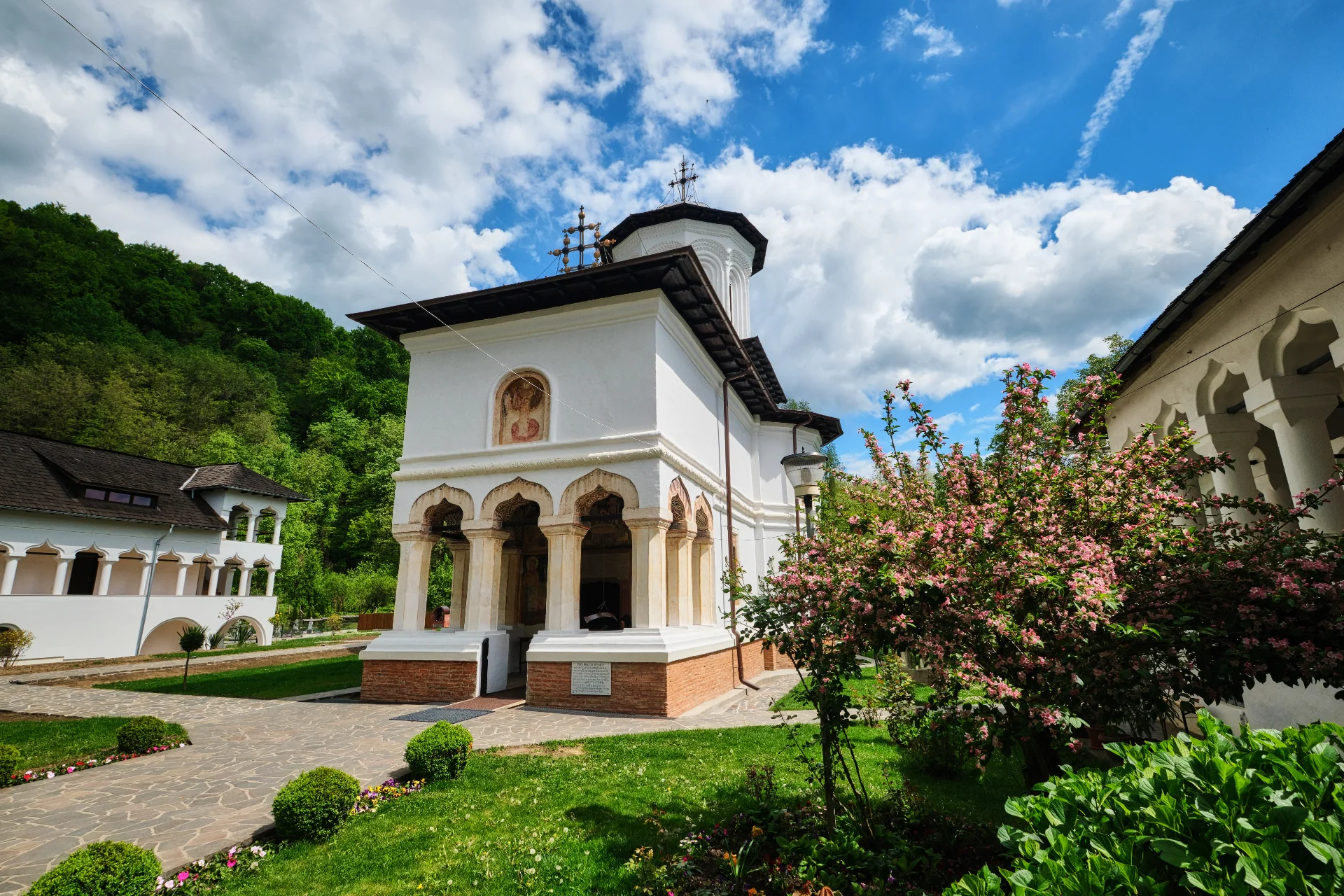Râmnicu Vâlcea si Împrejurimile - Destinații România 45 - Mănăstirea Surpatele