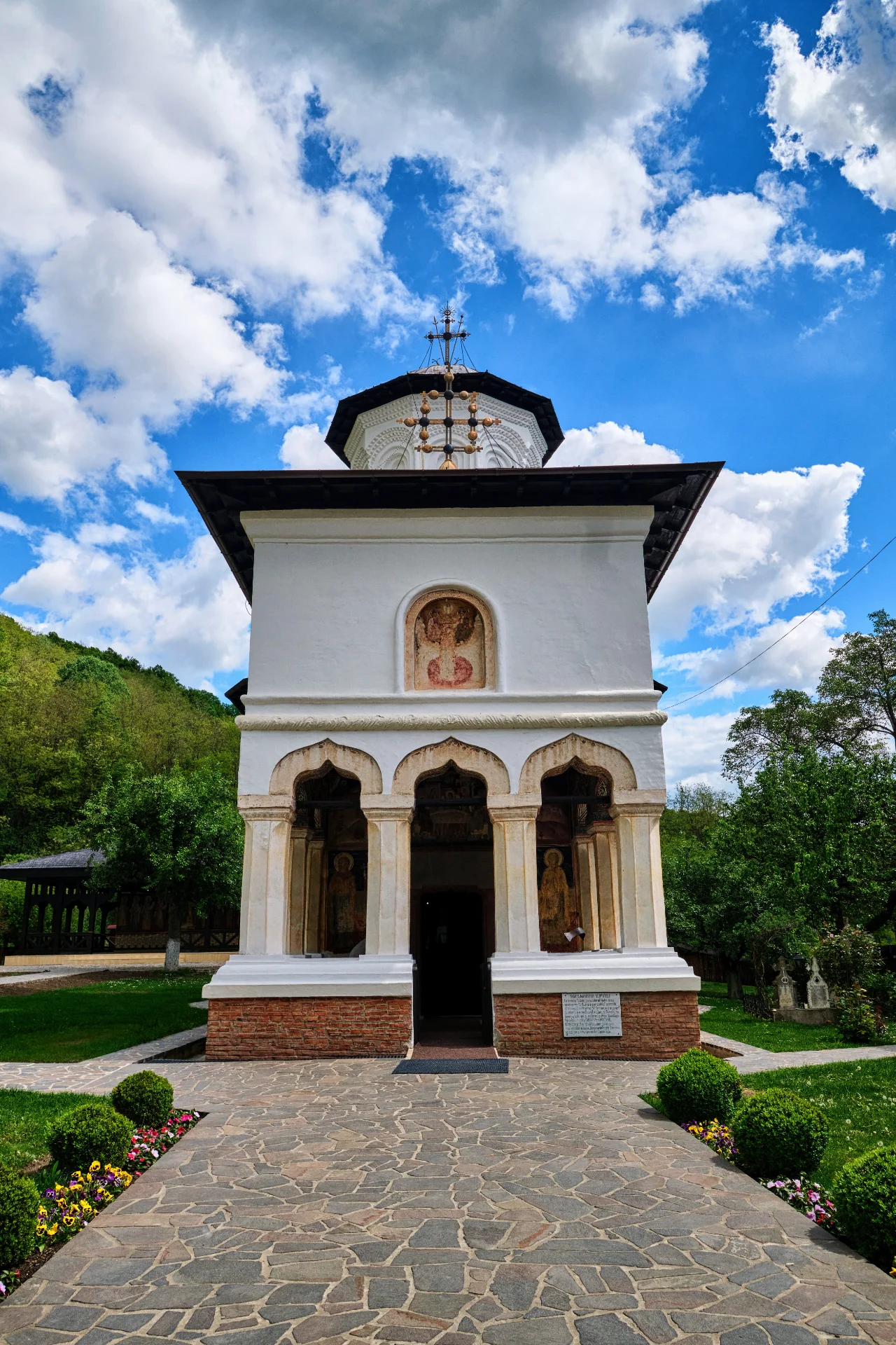 Râmnicu Vâlcea si Împrejurimile - Destinații România 46 - Mănăstirea Surpatele