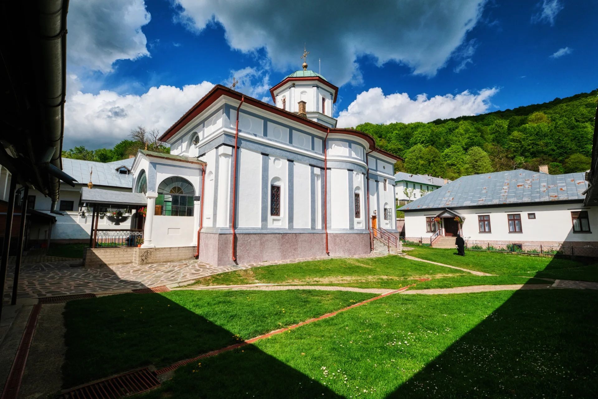 Râmnicu Vâlcea si Împrejurimile - Destinații România 47 - Mănăstirea Frăsinei