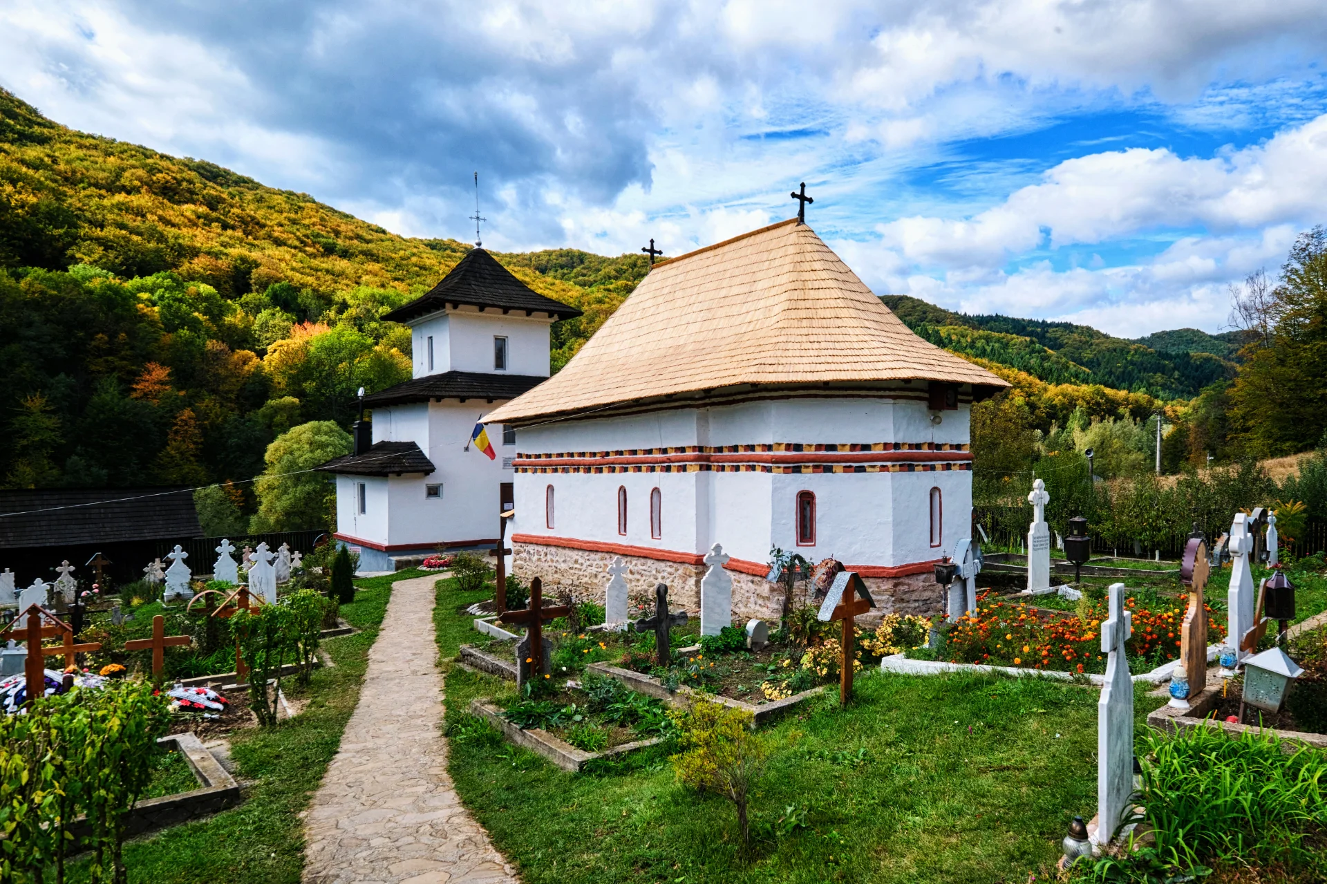 Râmnicu Vâlcea si Împrejurimile - Destinații România 54 - Mănăstirea Comanca