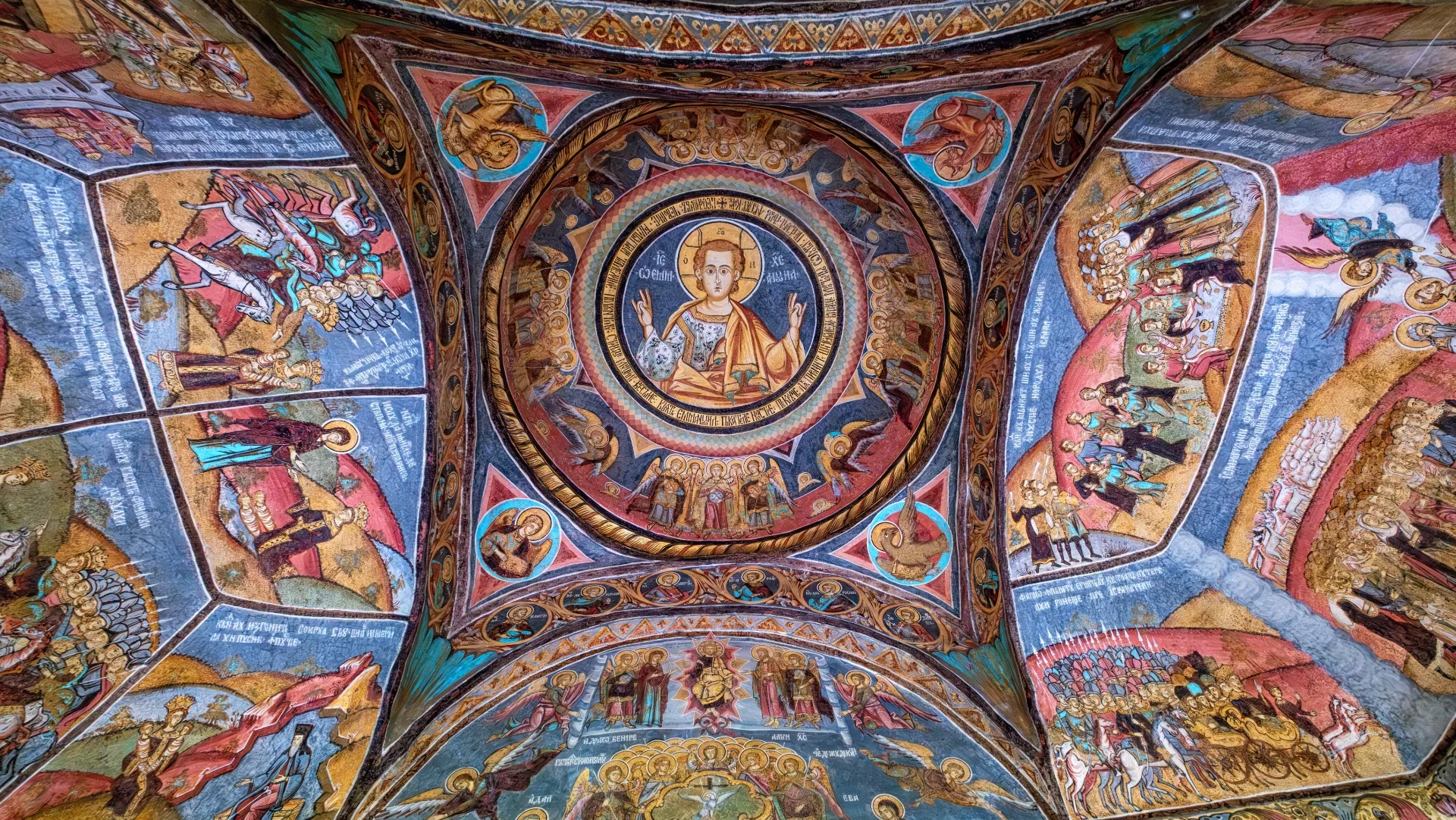 Râmnicu Vâlcea și Împrejurimile - Destinatii din Romania - Schitul Jgheaburi 2