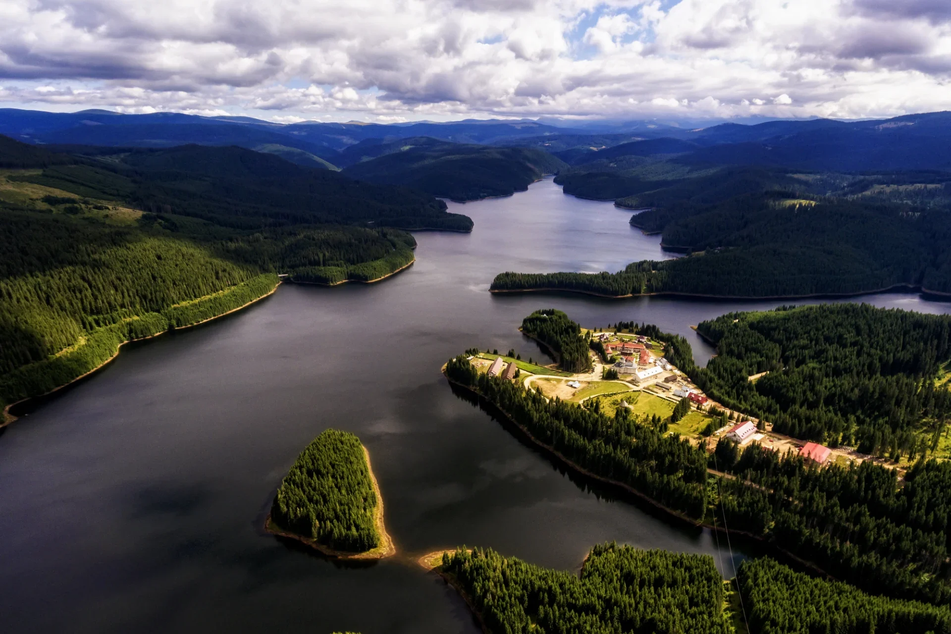 Lacul și Mănăstirea Oașa - Șoseaua Transalpina - Destinații România 19