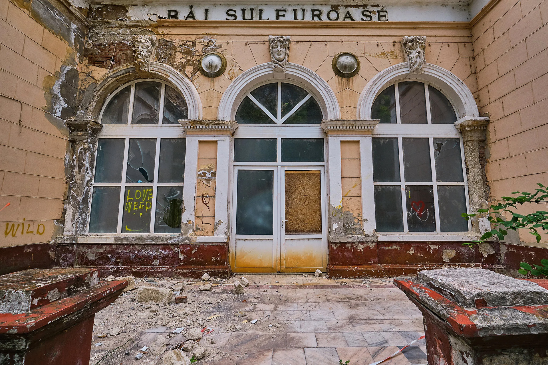 Baile Neptun - Statiunea Baile Herculane - Destinatii Romania 21
