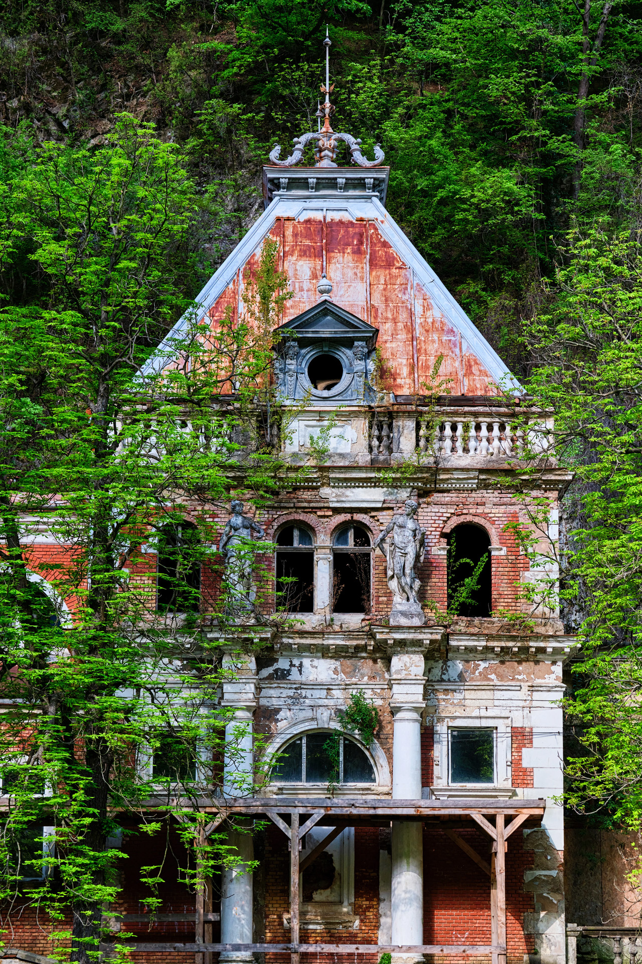 Baile Neptun - Statiunea Baile Herculane - Destinatii Romania 25