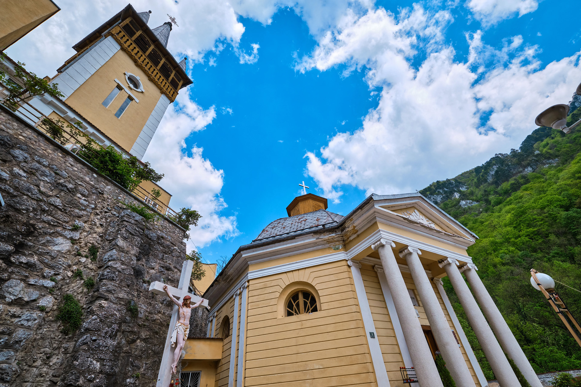 Biserica Romano-Catolica - Statiunea Baile Herculane - Destinatii Romania 10