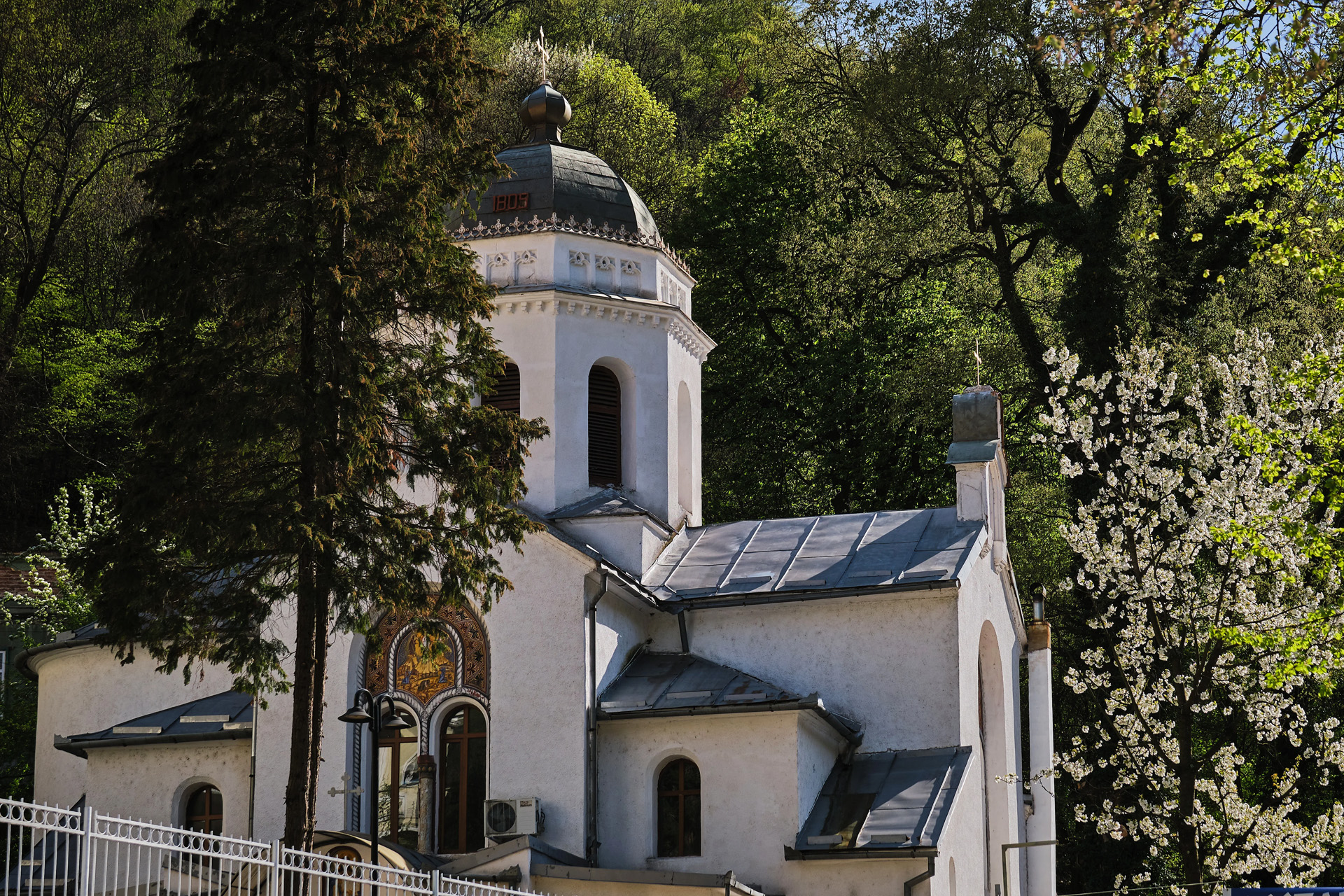 Biserica Schimbarea la Fata - Statiunea Baile Herculane - Destinatii Romania 08