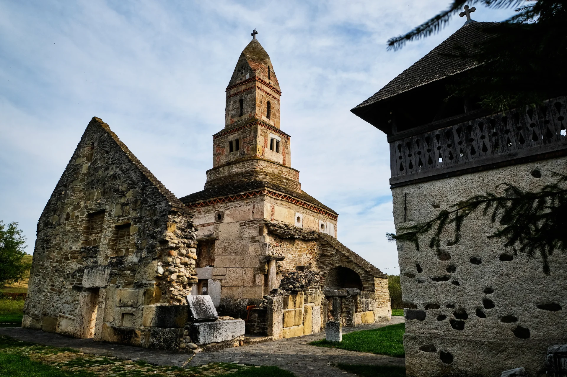 Biserica de Piatră Densuș - Tara Hategului - Destinatii Romania 16
