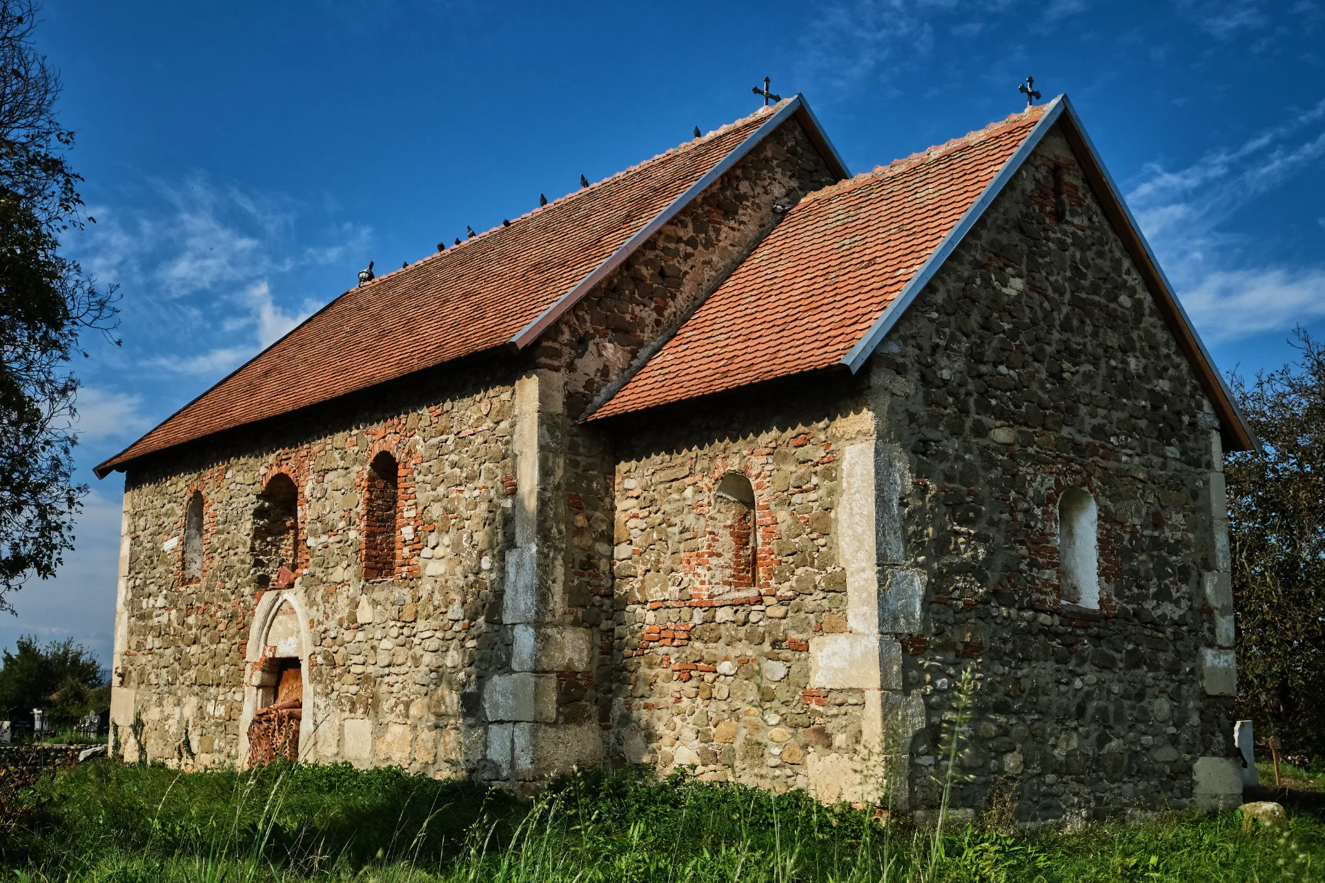 Biserica de Piatră Sânpetru - Tara Hategului - Destinatii Romania 24