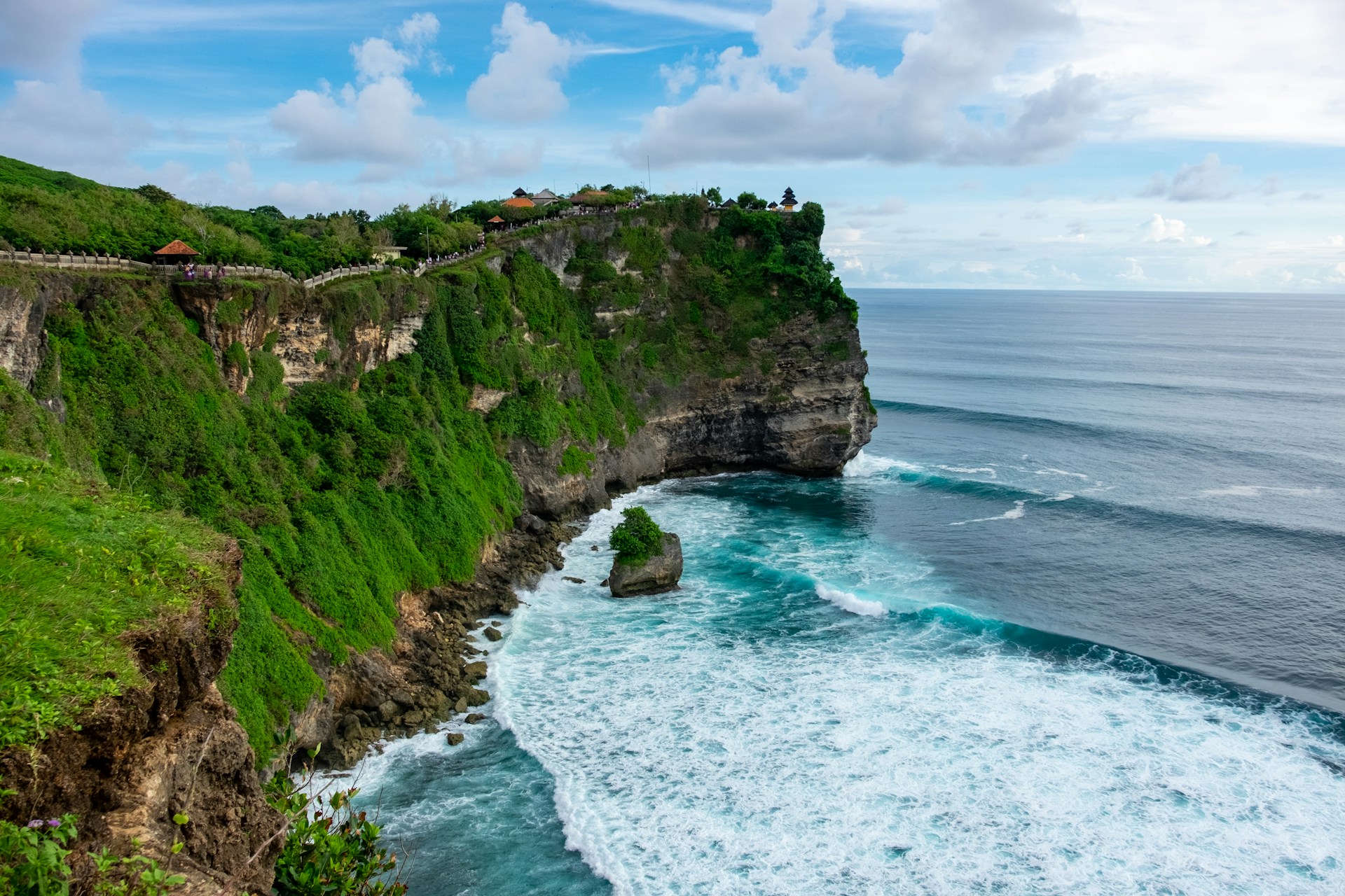 Cele mai Interesante 14 Temple din Bali - Insula Zeilor - Pura Uluwatu