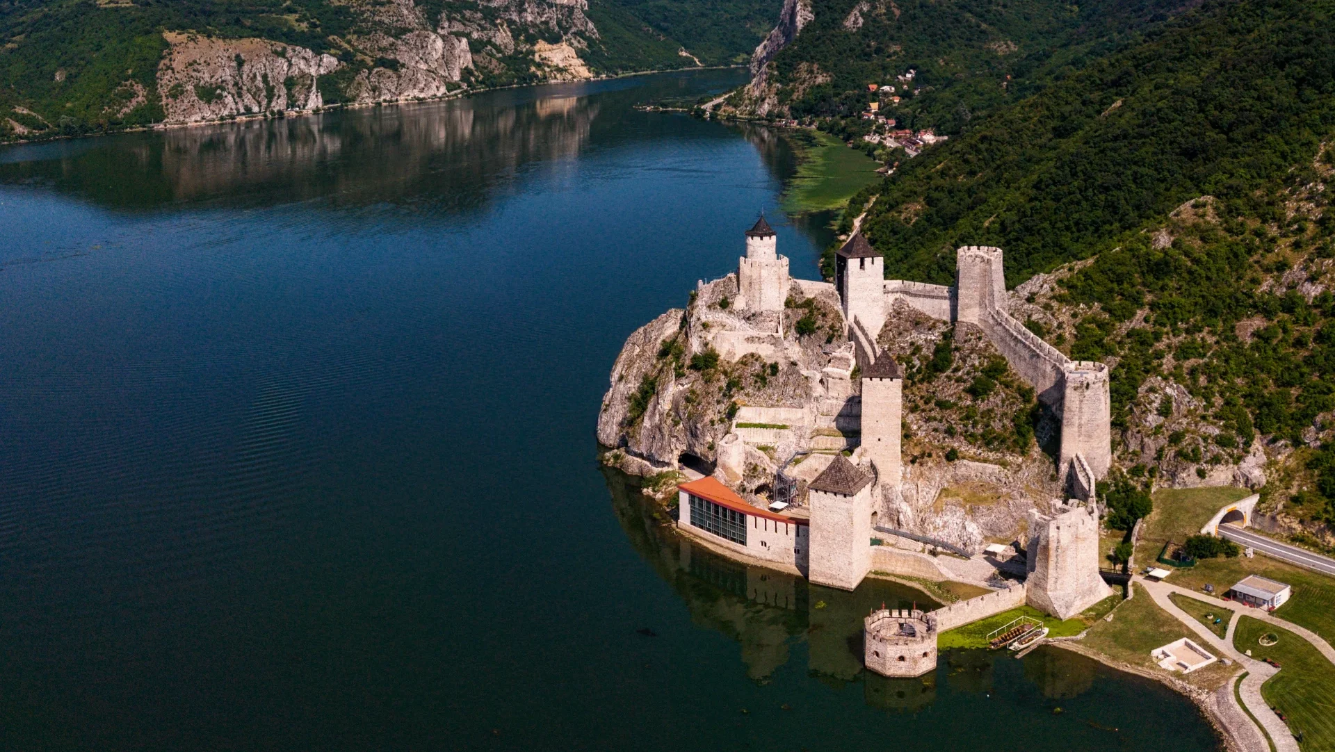 Cetatea Golubac - Parcul Natural Portile de Fier - Defileul Dunarii 04