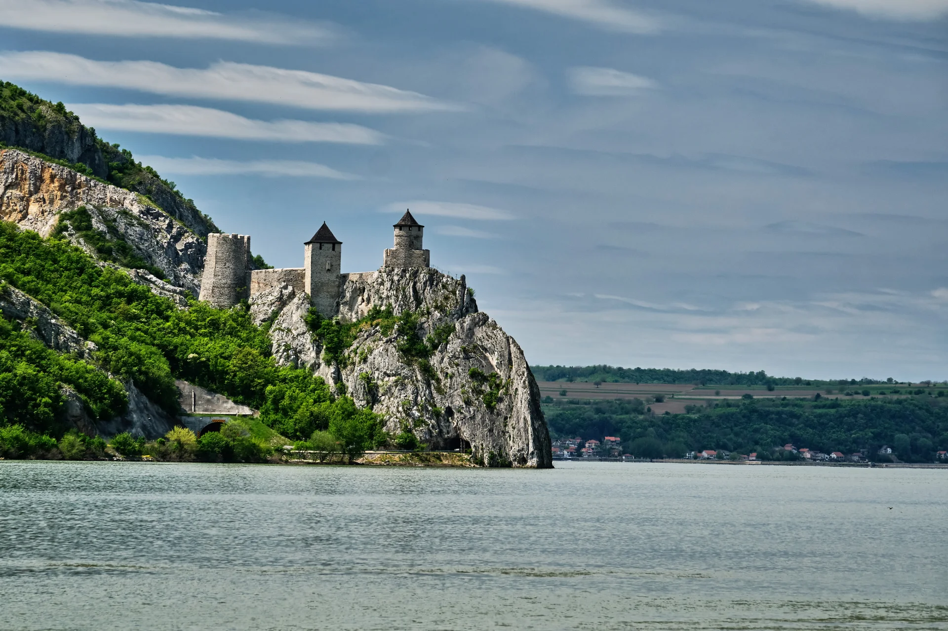 Cetatea Golubac - Parcul Natural Portile de Fier - Destinatii Romania 15