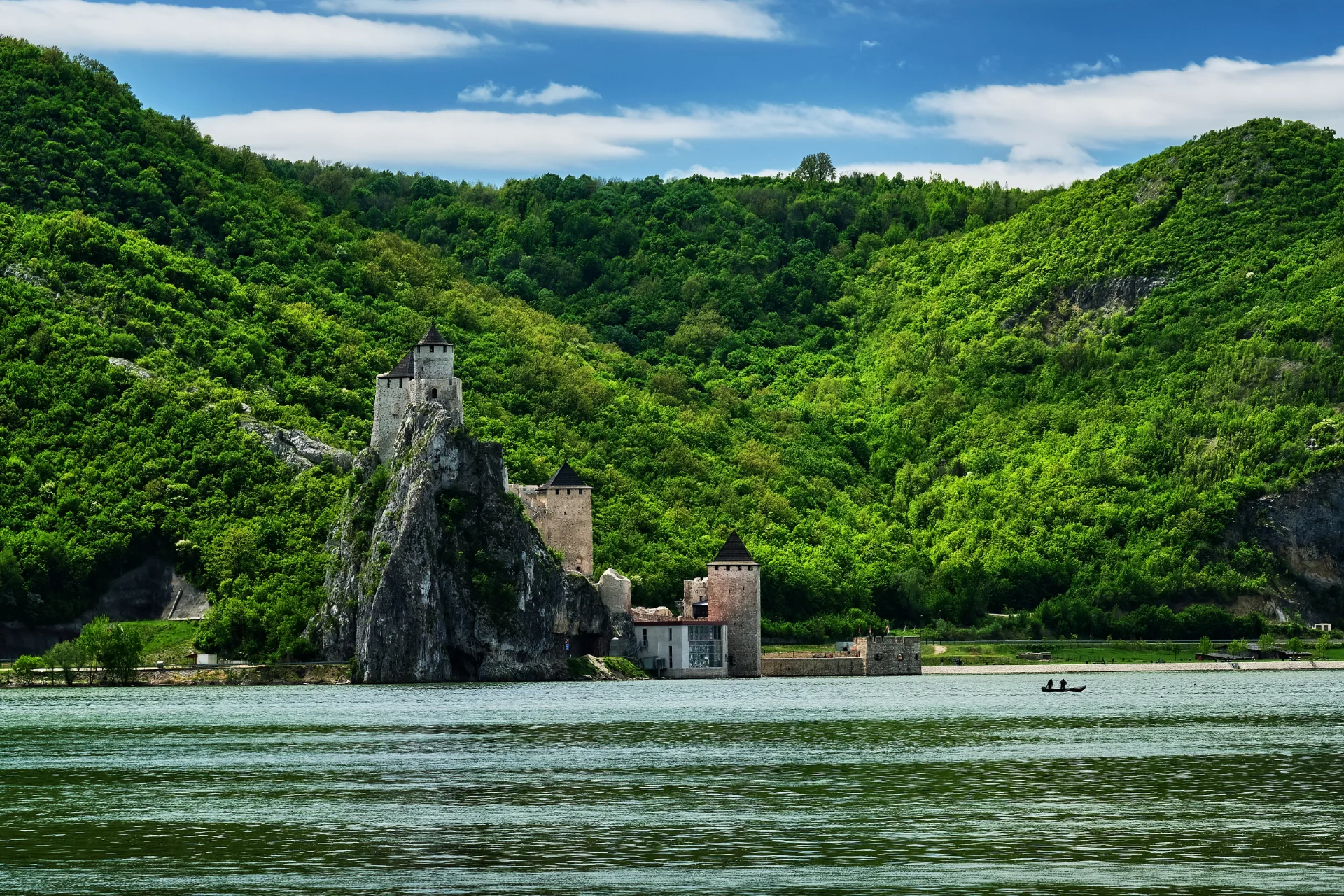 Cetatea Golubac - Parcul Natural Portile de Fier - Destinatii Romania 16