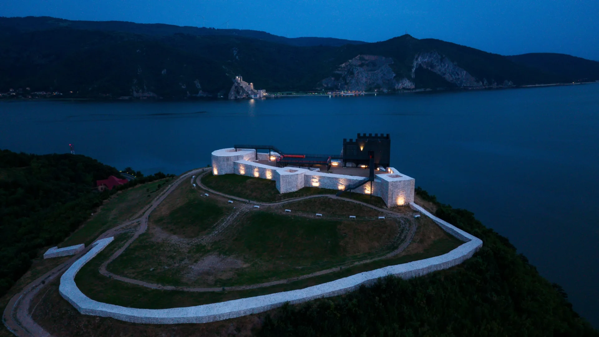 Cetatea Ladislau Coronini - Parcul Natural Portile de Fier - Defileul Dunarii 02