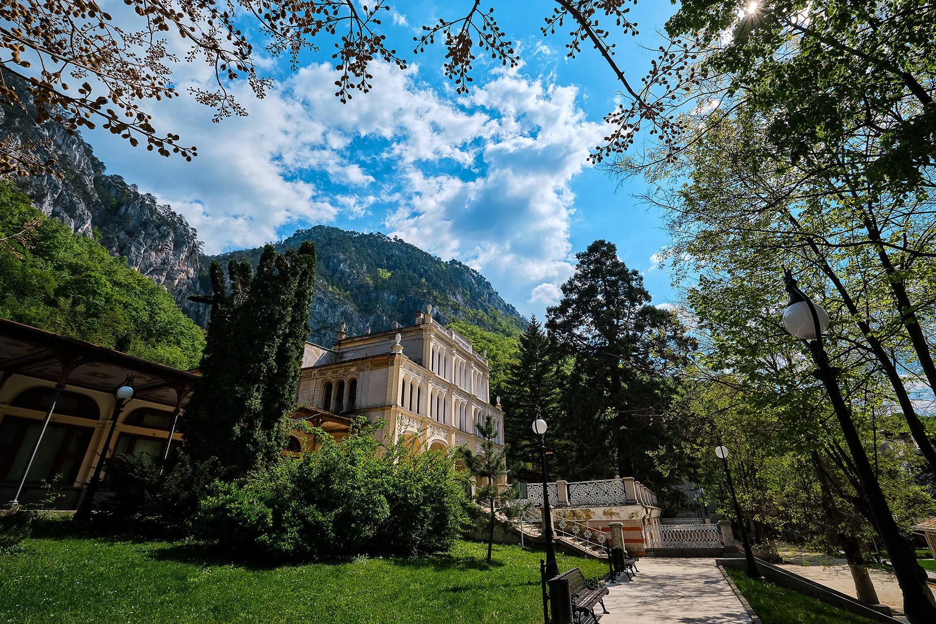 Complexul Cazino - Statiunea Baile Herculane - Destinatii Romania 11