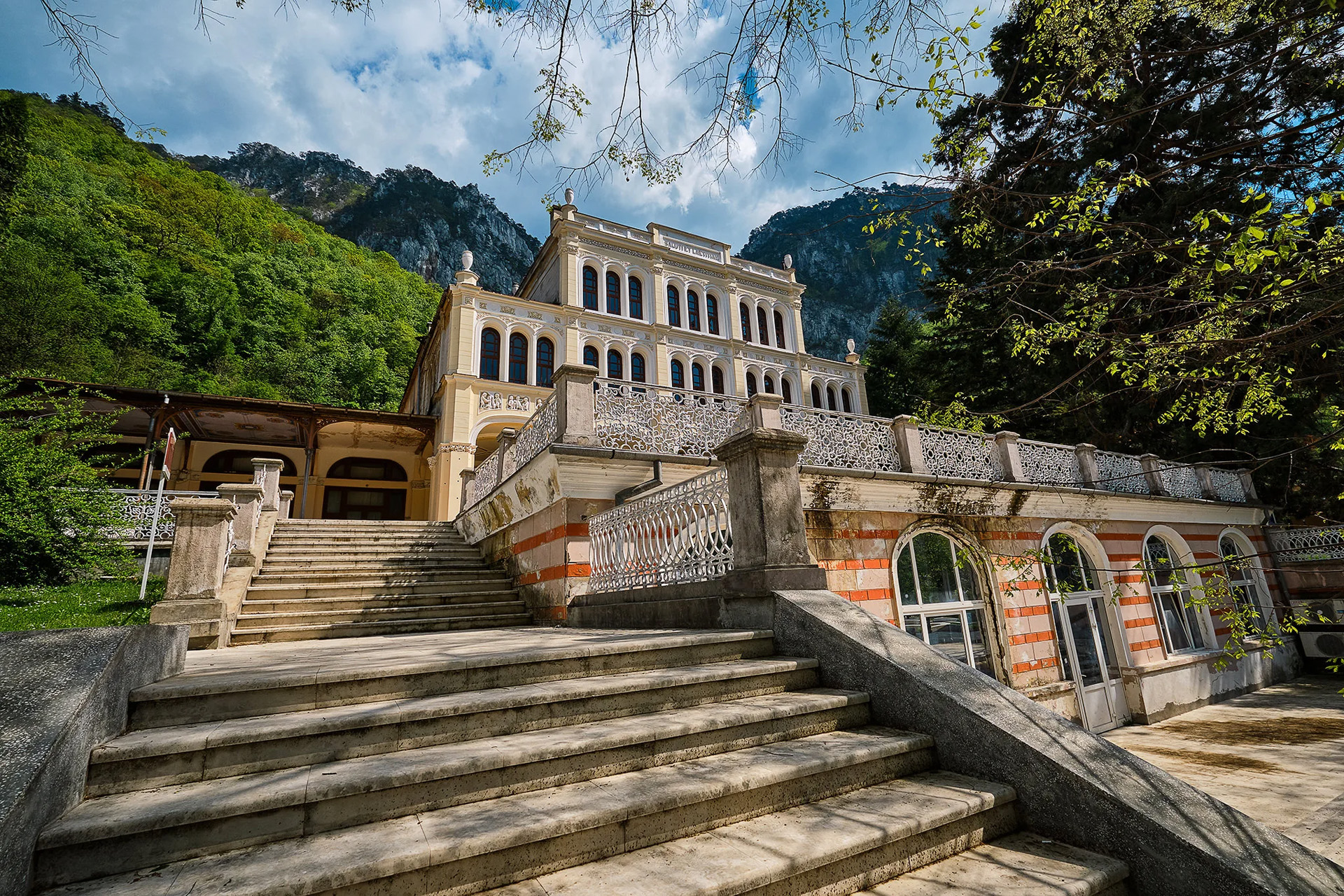 Complexul Cazino - Statiunea Baile Herculane - Destinatii Romania 12