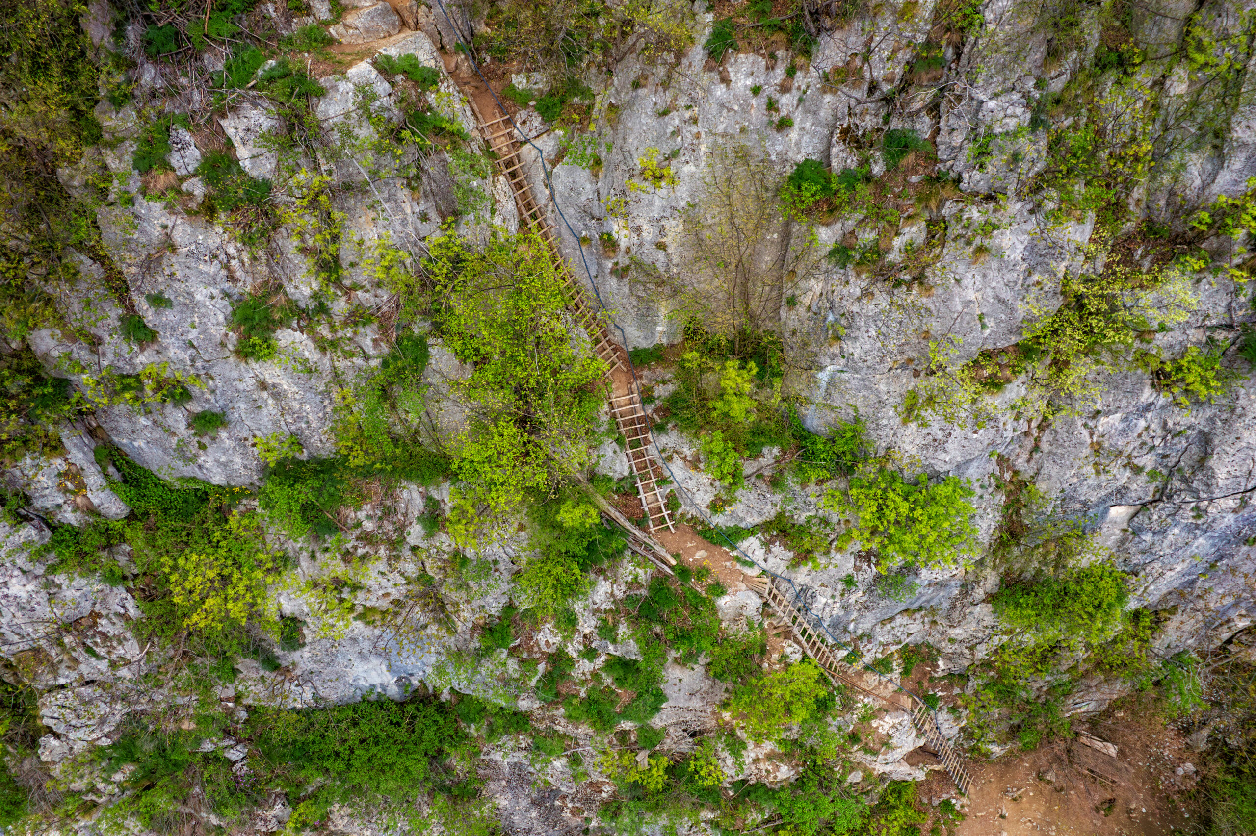 Scările spre Ineleț - Parcul National Domogled - Valea Cernei - Destinatii Romania 130
