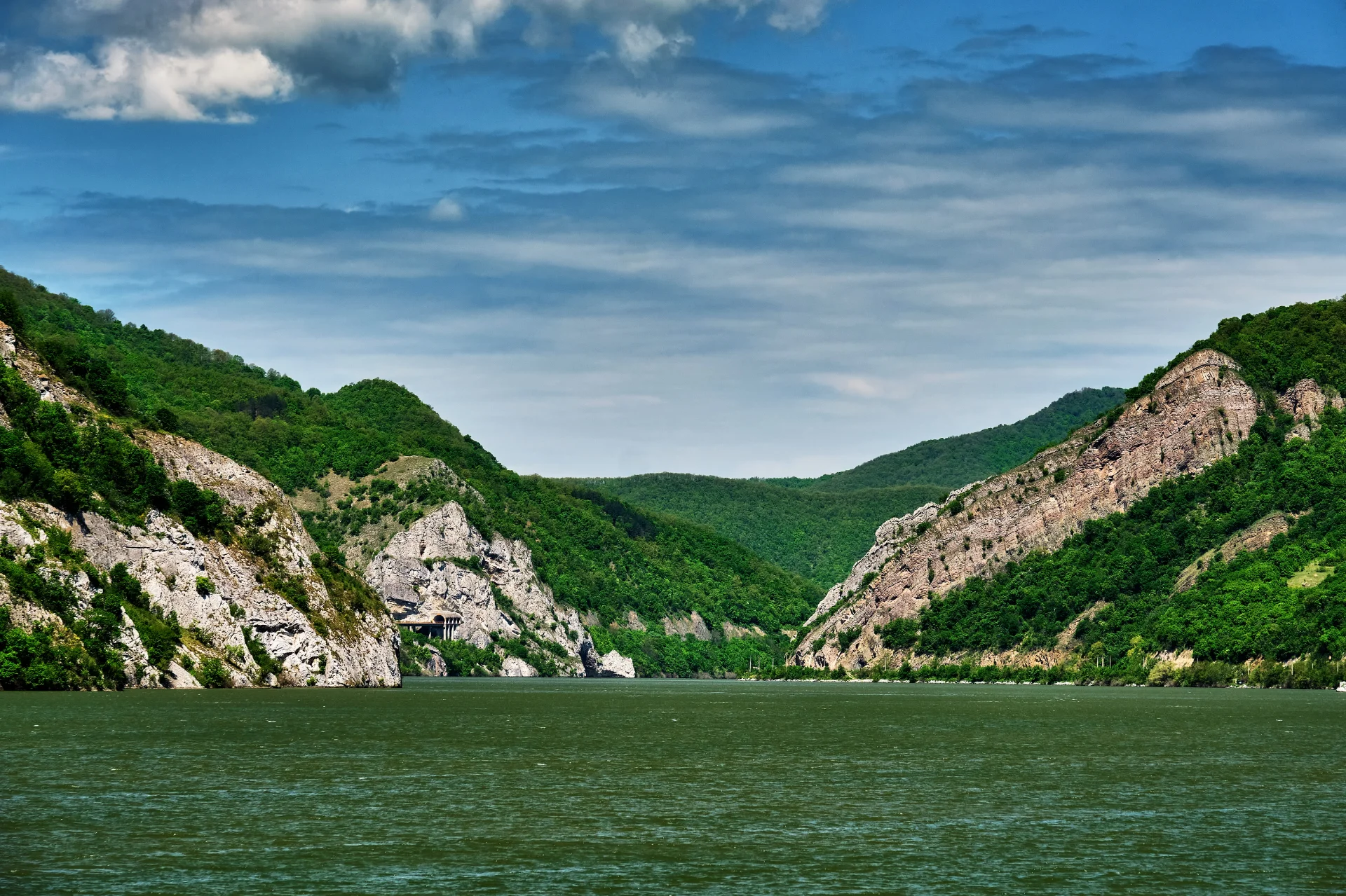 Defileul Dunării - Parcul Natural Portile de Fier - Destinatii Romania 13