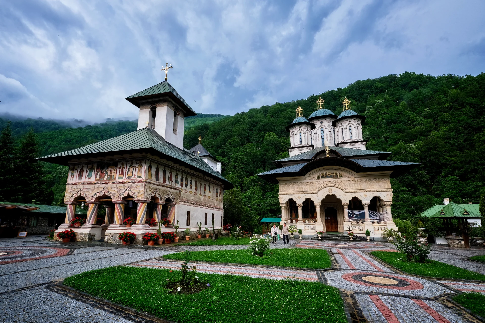 Mănăstirea Lainici - Parcul National Defileul Jiului - Destinatii Romania 20