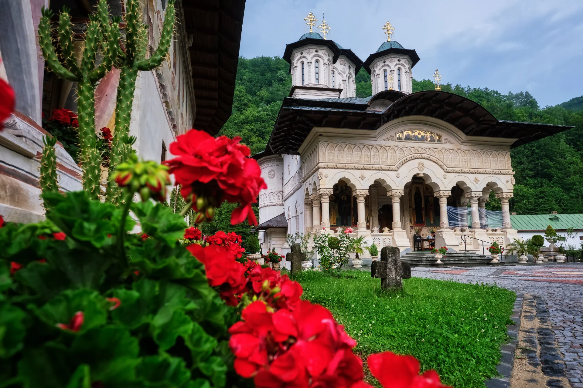 Mănăstirea Lainici - Parcul National Defileul Jiului - Destinatii Romania 22