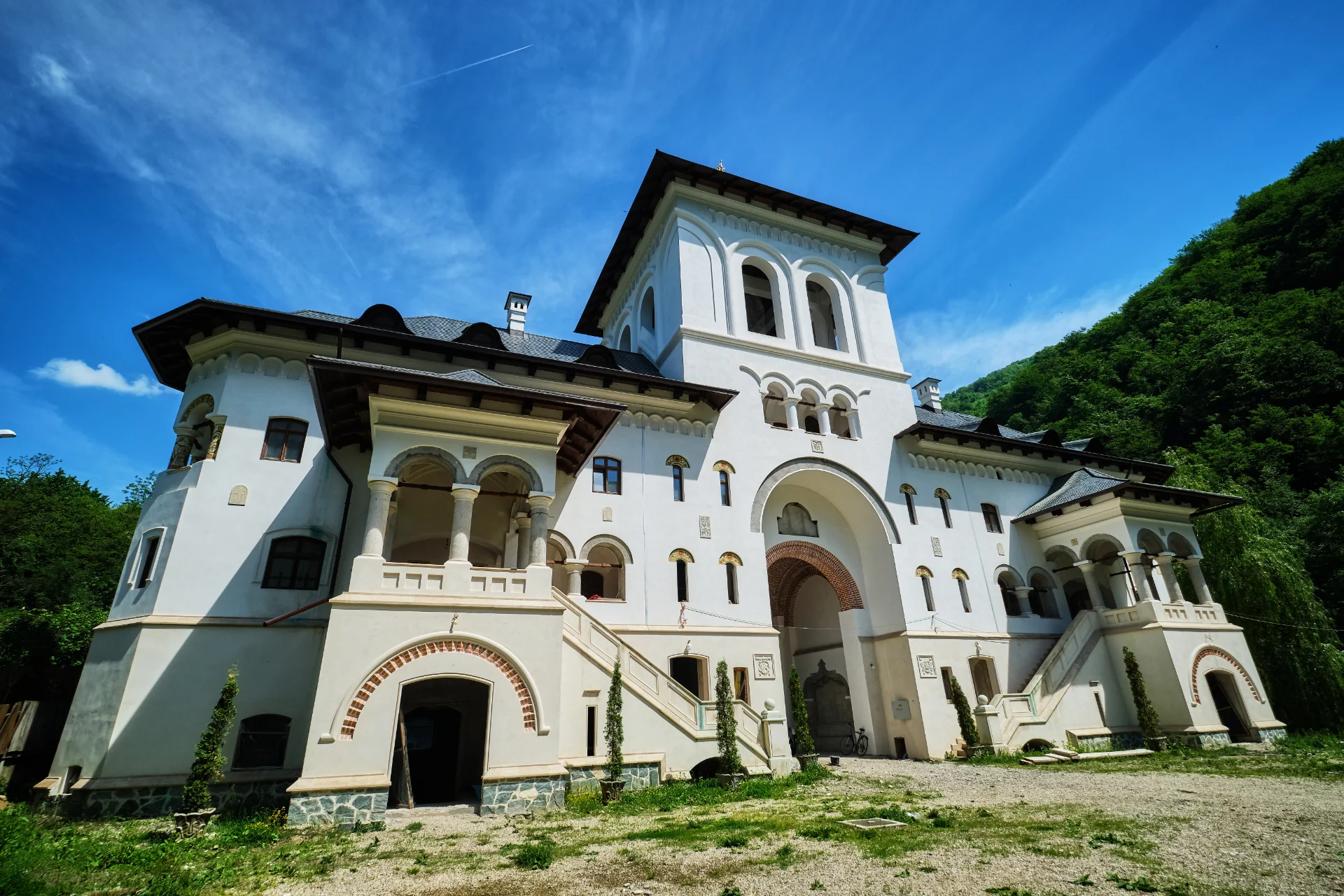 Mănăstirea Lainici - Parcul National Defileul Jiului - Destinatii Romania 26