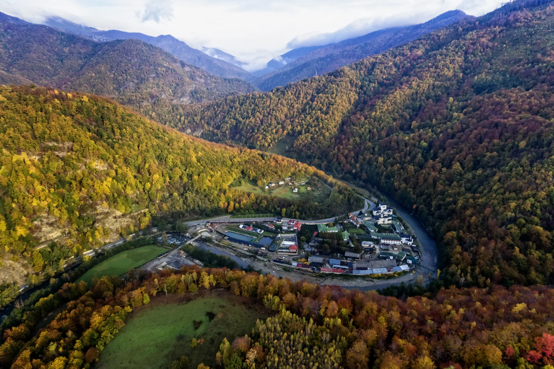 Mănăstirea Lainici - Parcul National Defileul Jiului - Destinatii Romania 43