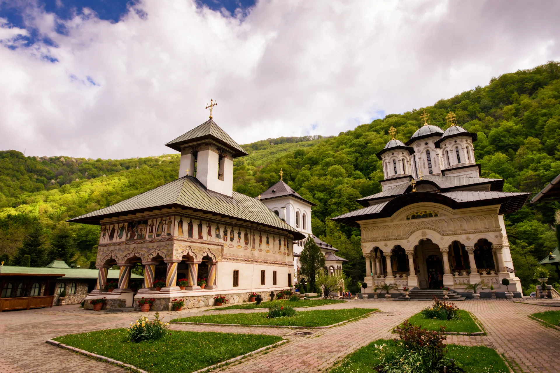 Mănăstirea Lainici - Parcul National Defileul Jiului - Destinatii Romania 59