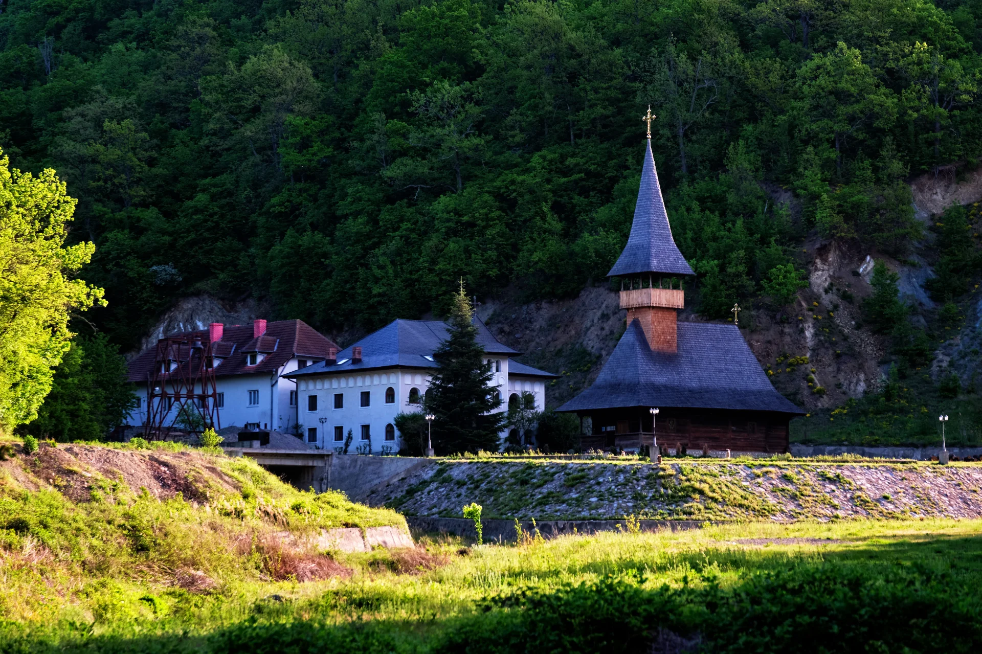 Mănăstirea Vodița - Parcul Natural Portile de Fier - Destinatii Romania 01