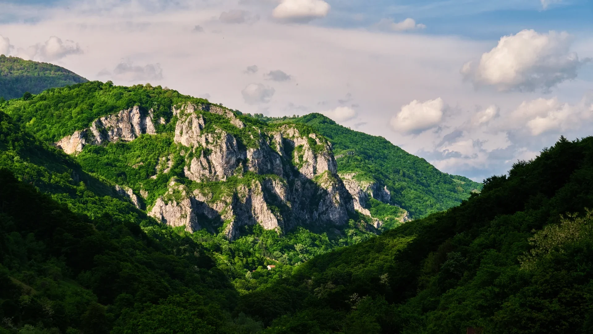 Munții Cernei - Parcul National Domogled - Valea Cernei - Destinatii Romania 101