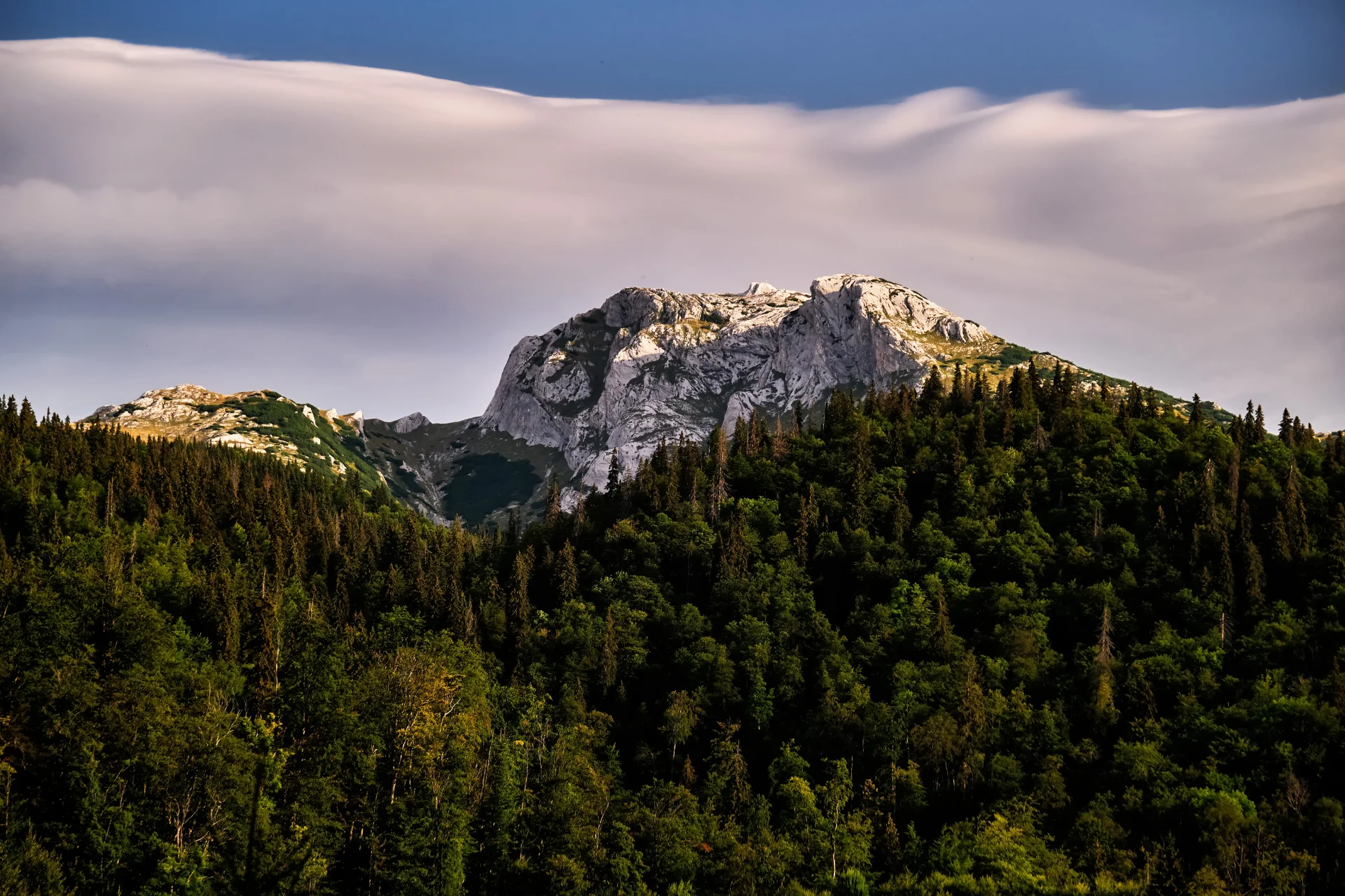Piatra Iorgovanului - Parcul National Domogled - Valea Cernei - Destinatii Romania 060