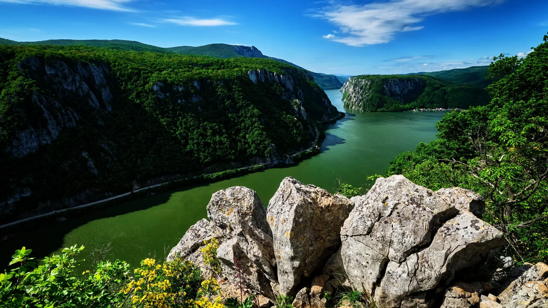 Priveliște Ciucarul Mic - Parcul Natural Portile de Fier - Destinatii Romania 06