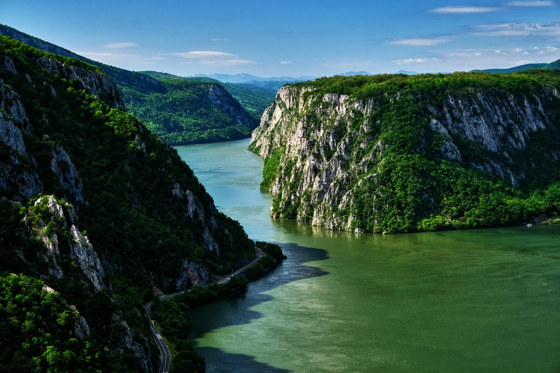 Priveliște Ciucarul Mic - Parcul Natural Portile de Fier - Destinatii Romania 07