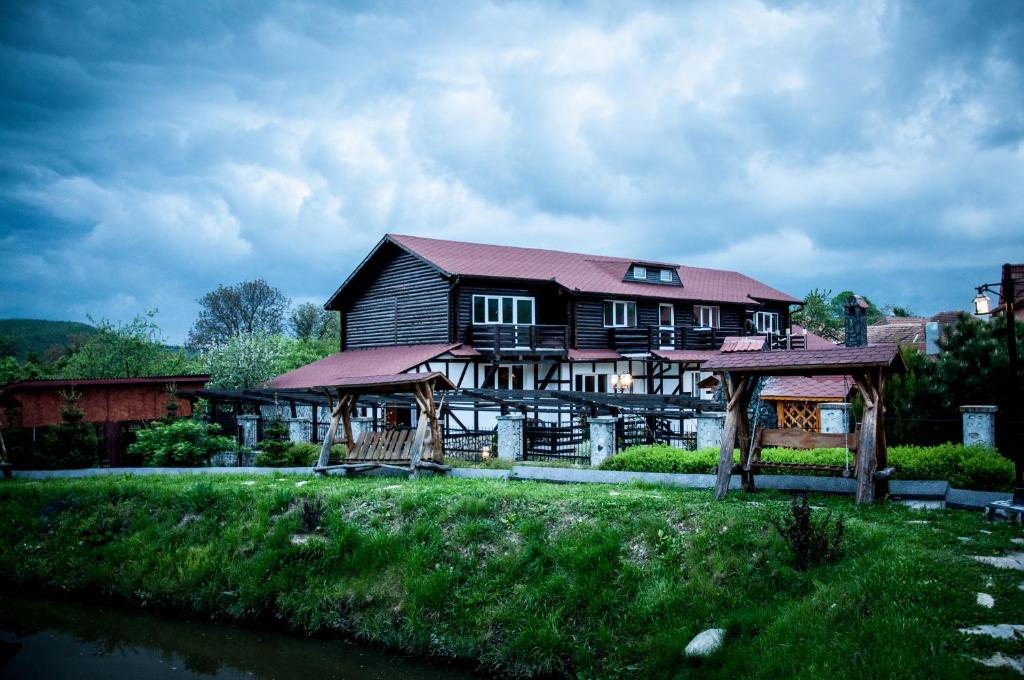 Recomandari Cazare in Țara Hațegului - Pensiunea Sarmis Sarmizegetusa