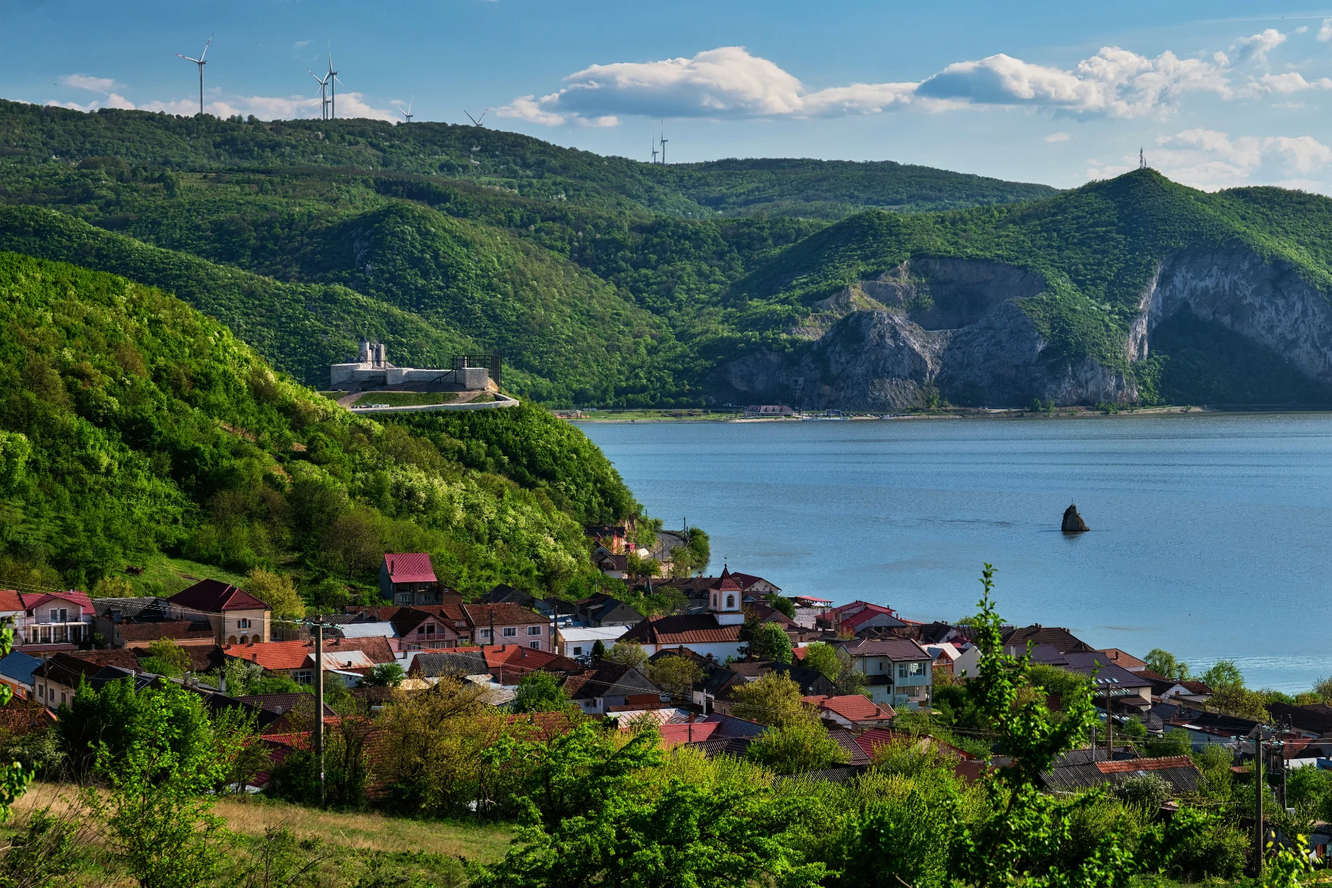Satul Coronini și Cetatea Ladislau - Parcul Natural Portile de Fier - Destinatii Romania 76